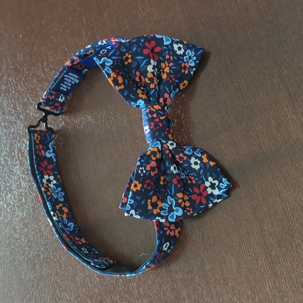 Clasped bow tie